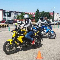 Alumno de la autoescuela MotoCircuito realizando la prueba de velocidad del circuito rápido esquivando los conos durante sus prácticas para el carnet A2 en Móstoles.