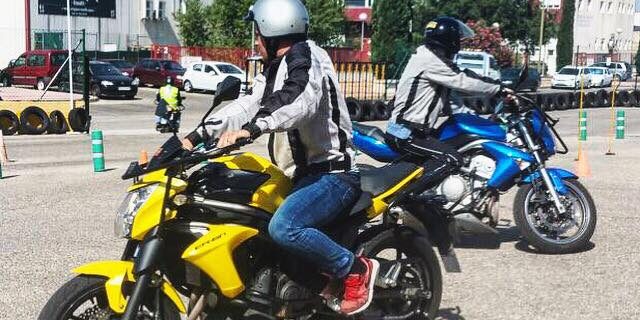 Alumno de la autoescuela MotoCircuito realizando la prueba de velocidad del circuito rápido esquivando los conos durante sus prácticas para el carnet A2 en Móstoles.