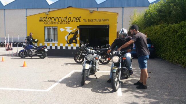 Alumno de la autoescuela MotoCircuito realizando prácticas de circulación en las calles de Móstoles para preparar el examen abierto de la DGT.