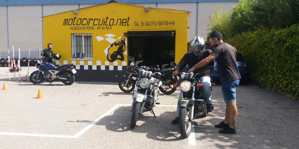 Alumno de la autoescuela MotoCircuito realizando prácticas de circulación en las calles de Móstoles para preparar el examen abierto de la DGT.