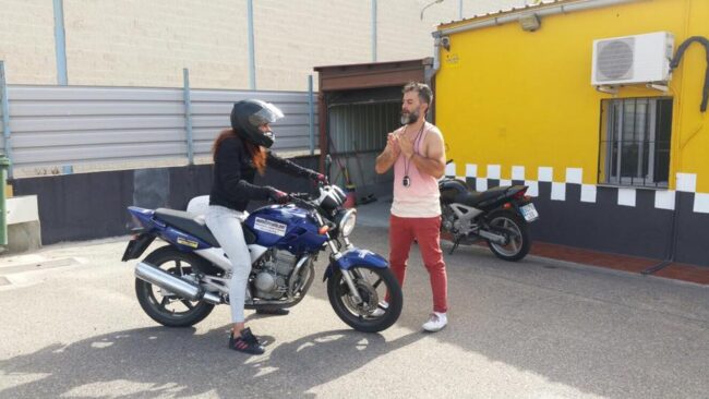 Profesor de MotoCircuito dando indicaciones a un alumno sobre su moto durante una clase práctica en el circuito privado de Móstoles para el carnet A2.