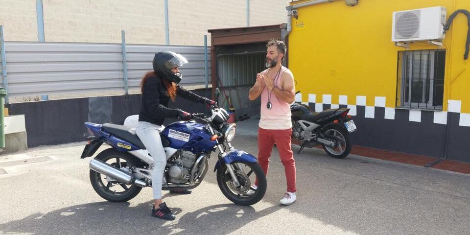 Profesor de MotoCircuito dando indicaciones a un alumno sobre su moto durante una clase práctica en el circuito privado de Móstoles para el carnet A2.