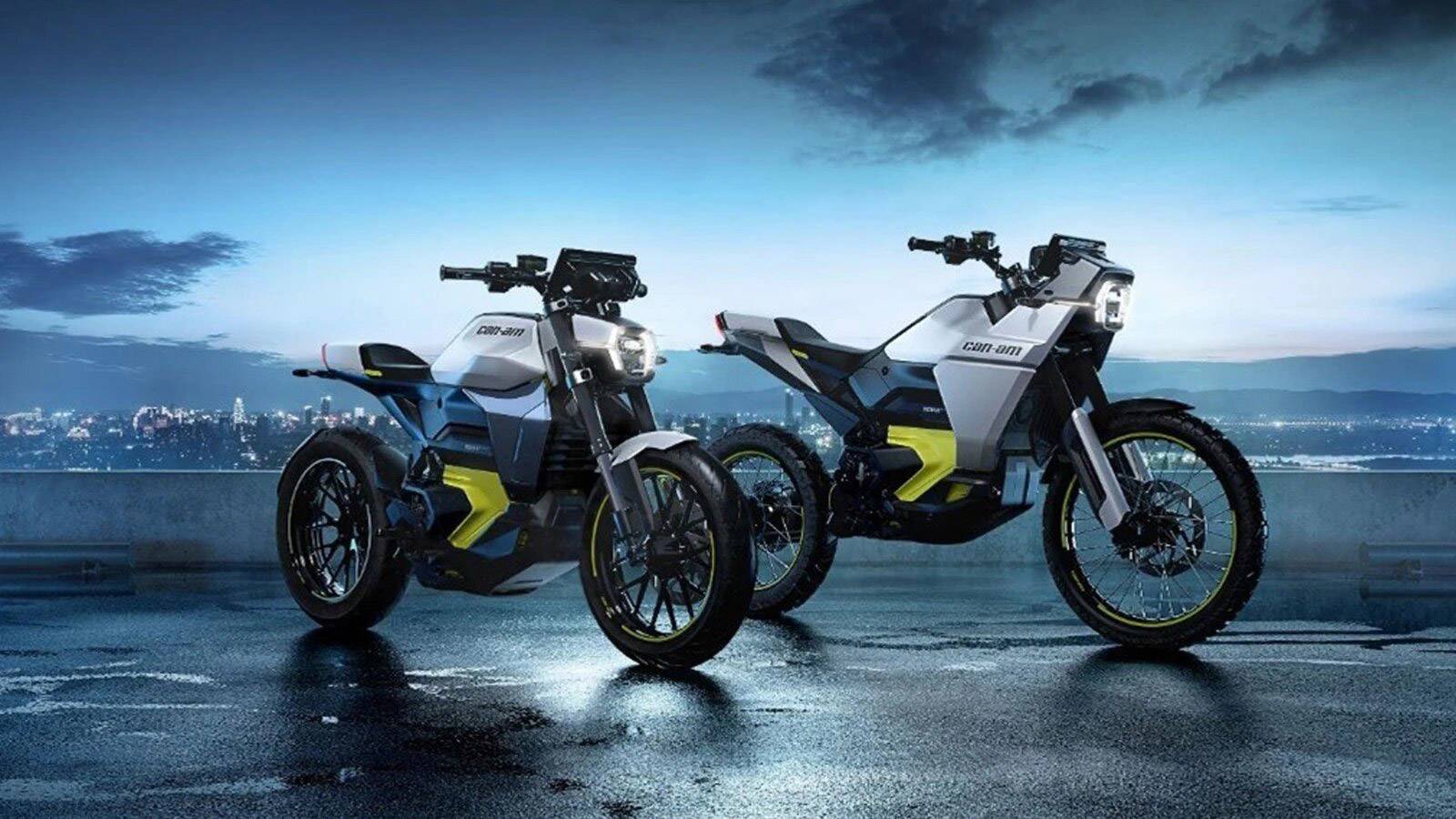Profesor de la autoescuela MotoCircuito en Móstoles explicando la diferencia entre una moto de marchas y un scooter automático a un alumno antes de las prácticas.