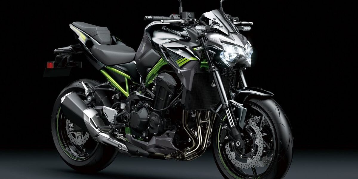 cuanto-cuesta-carnet-a2-precio-madrid-mostoles Alumno de la autoescuela MotoCircuito en Móstoles subido a una moto de prácticas preparándose para el examen del carnet A2 de la DGT al mejor precio.