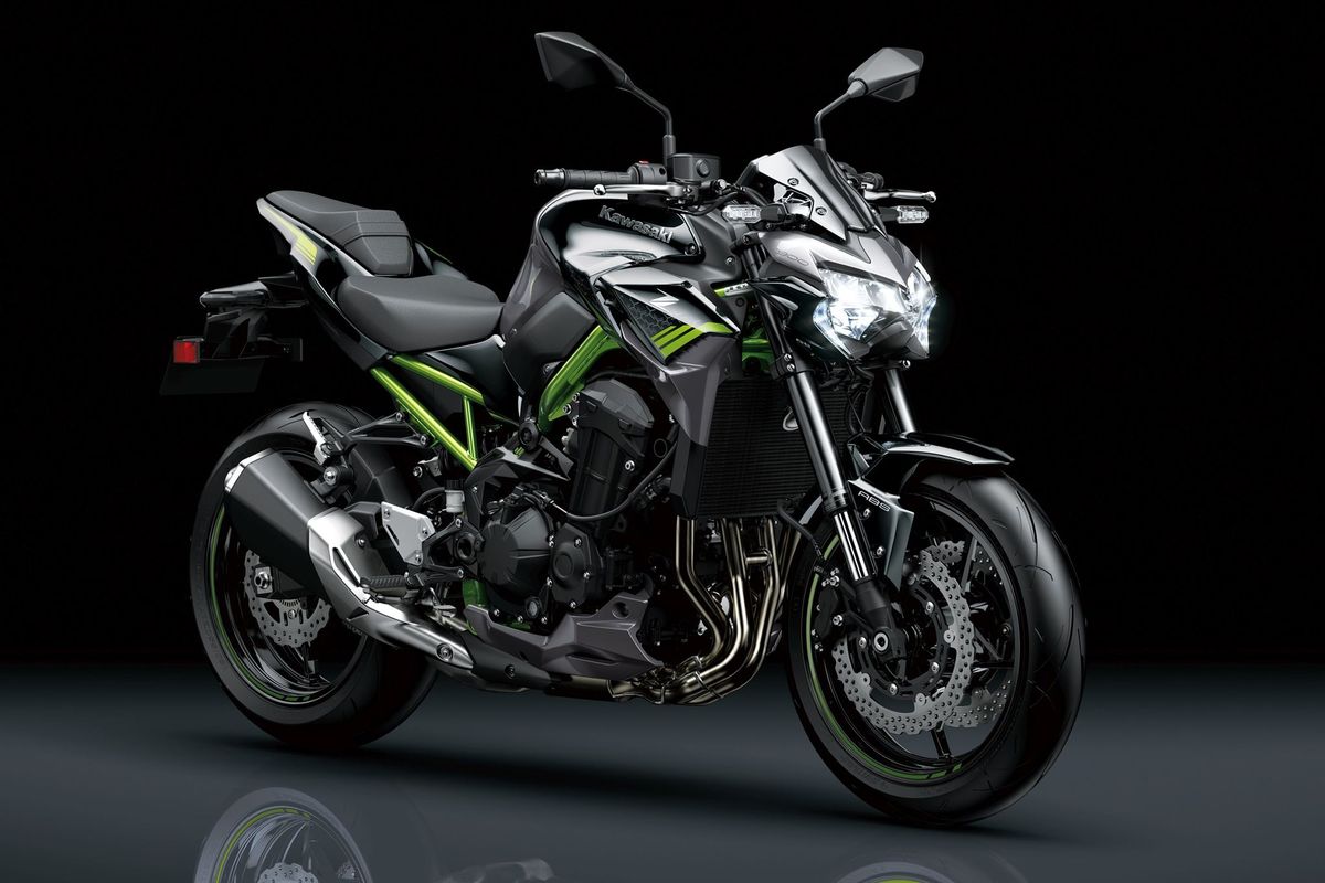 cuanto-cuesta-carnet-a2-precio-madrid-mostoles Alumno de la autoescuela MotoCircuito en Móstoles subido a una moto de prácticas preparándose para el examen del carnet A2 de la DGT al mejor precio.