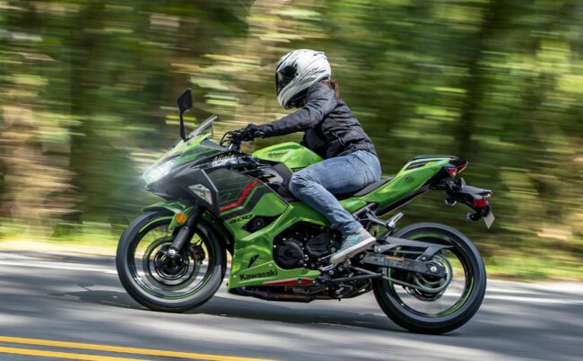 Alumno de MotoCircuito realizando las prácticas del curso del carnet A con una moto de gran cilindrada en nuestro circuito privado de Móstoles.