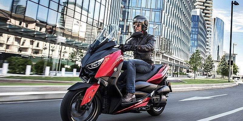 Joven alumno practicando en el circuito privado de MotoCircuito en Móstoles para sacarse el carnet AM y A1 de la DGT.