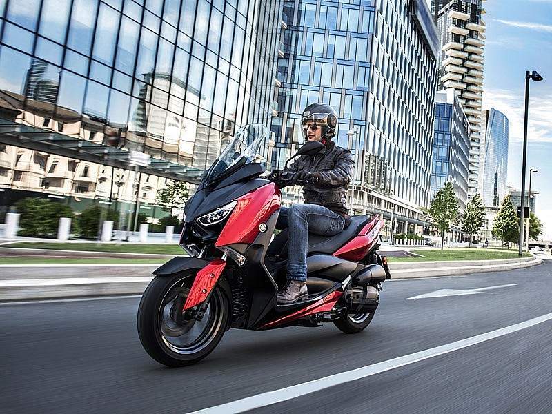 Joven alumno practicando en el circuito privado de MotoCircuito en Móstoles para sacarse el carnet AM y A1 de la DGT.