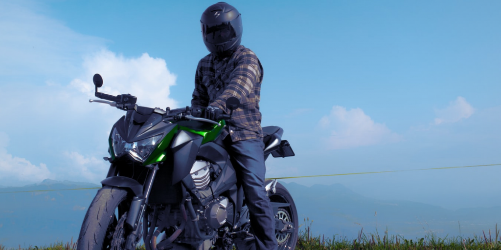 Alumno de MotoCircuito con casco, guantes y chaqueta obligatorios practicando en el circuito privado de Móstoles antes del examen de la DGT.
