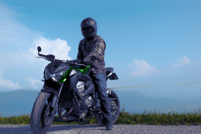 Alumno de MotoCircuito con casco, guantes y chaqueta obligatorios practicando en el circuito privado de Móstoles antes del examen de la DGT.