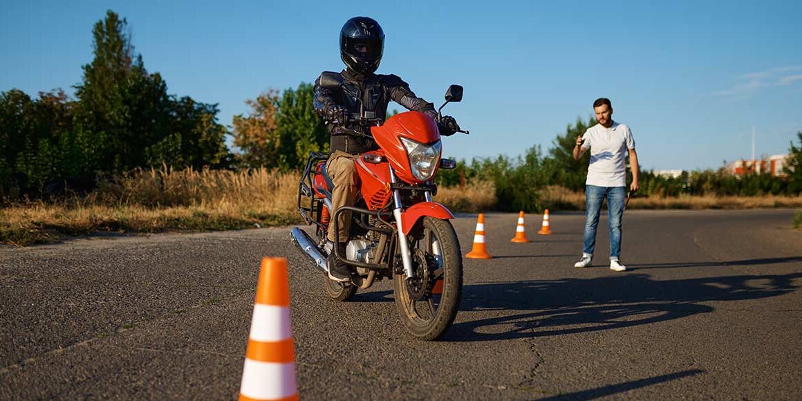 errores-suspender-examen-moto-mostoles-dgt Alumno de MotoCircuito practicando el zigzag entre jalones en el circuito privado de Móstoles para no cometer errores en el examen de la DGT.