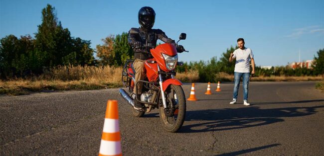 Alumno de MotoCircuito practicando el zigzag entre jalones en el circuito privado de Móstoles para no cometer errores en el examen de la DGT.