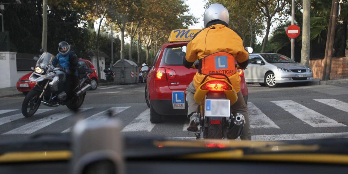 faltas-eliminatorias-examen-moto-dgt-conos-mostoles Rueda delantera de una moto de la autoescuela MotoCircuito esquivando con precisión un jalón amarillo durante el examen práctico en circuito cerrado.