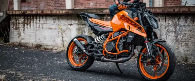 Alumno de la autoescuela MotoCircuito realizando la maniobra de zigzag rápido en el circuito privado de Móstoles para aprobar el examen práctico del carnet A2.