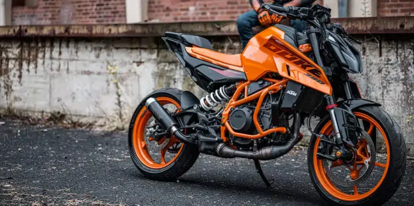 Alumno de la autoescuela MotoCircuito realizando la maniobra de zigzag rápido en el circuito privado de Móstoles para aprobar el examen práctico del carnet A2.