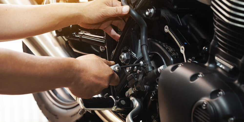 Flota de motocicletas modernas y homologadas de la autoescuela MotoCircuito listas para los exámenes prácticos de la DGT en Móstoles.