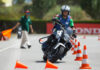 Alumno de la autoescuela MotoCircuito circulando correctamente por las calles de Móstoles durante una clase práctica para preparar el examen de circulación de la DGT.