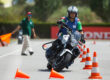 Alumno de la autoescuela MotoCircuito circulando correctamente por las calles de Móstoles durante una clase práctica para preparar el examen de circulación de la DGT.