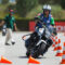 Alumno de la autoescuela MotoCircuito circulando correctamente por las calles de Móstoles durante una clase práctica para preparar el examen de circulación de la DGT.