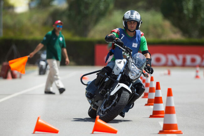 Alumno de la autoescuela MotoCircuito circulando correctamente por las calles de Móstoles durante una clase práctica para preparar el examen de circulación de la DGT.
