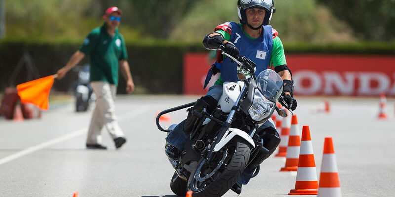 Alumno de la autoescuela MotoCircuito circulando correctamente por las calles de Móstoles durante una clase práctica para preparar el examen de circulación de la DGT.