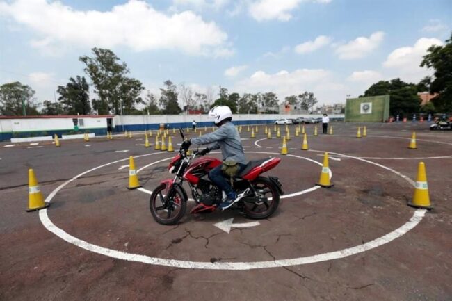 Profesor de MotoCircuito animando y corrigiendo la postura a un alumno en el circuito privado de Móstoles para asegurarle el aprobado en el carnet A2.