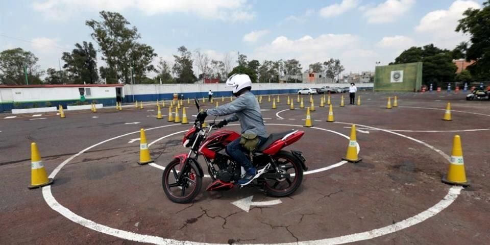 Profesor de MotoCircuito animando y corrigiendo la postura a un alumno en el circuito privado de Móstoles para asegurarle el aprobado en el carnet A2.