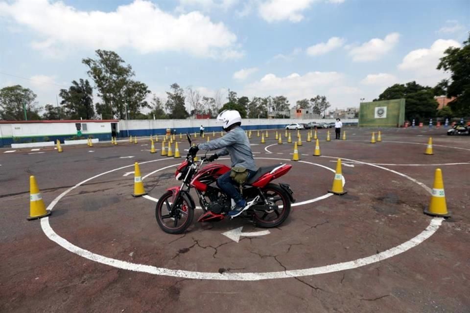 Profesor de MotoCircuito animando y corrigiendo la postura a un alumno en el circuito privado de Móstoles para asegurarle el aprobado en el carnet A2.