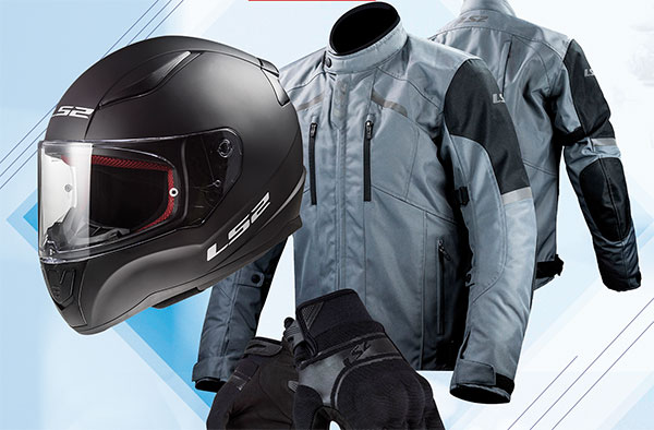 Alumno de la autoescuela MotoCircuito vestido con chaqueta, guantes, casco integral y botas de moto homologadas, preparándose para el examen práctico de la DGT en Móstoles.