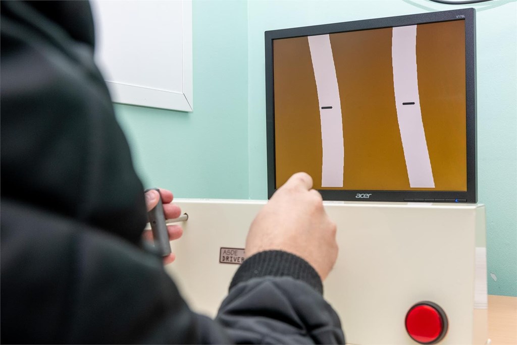 Alumno realizando la prueba de coordinación y reflejos en el test psicotécnico necesario para matricularse en el carnet de moto A2 en Móstoles.
