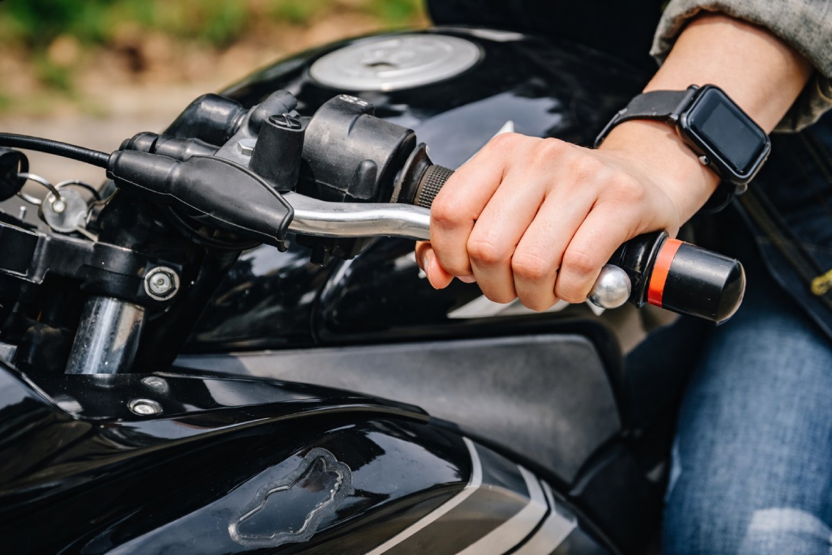 Primer plano de la mano de un alumno de MotoCircuito accionando el embrague de la moto durante unas prácticas en el circuito de Móstoles para el carnet A2.