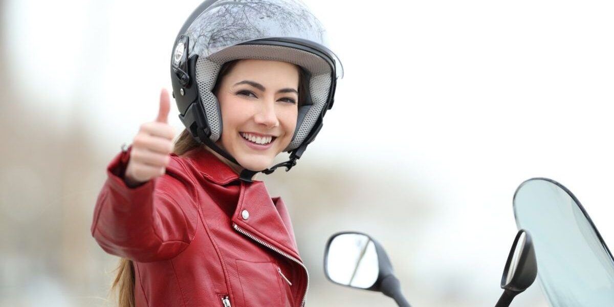Alumno sonriente sobre una moto de la autoescuela MotoCircuito en Móstoles, demostrando que sacarse el carnet A2 con precios transparentes es posible.