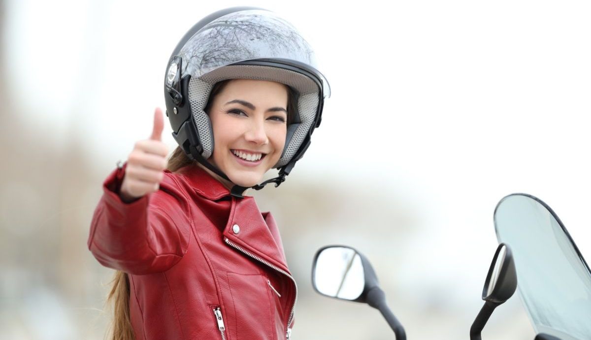 cuanto-cuesta-carnet-moto-precios-autoescuela-madrid Alumno sonriente sobre una moto de la autoescuela MotoCircuito en Móstoles, demostrando que sacarse el carnet A2 con precios transparentes es posible.