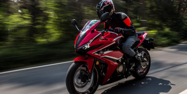 Alumno de la autoescuela MotoCircuito celebrando su carnet de moto A2 recién aprobado en tiempo récord en las pistas de Móstoles.
