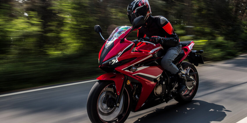 cuanto-se-tarda-sacar-carnet-moto-tiempos-madrid-2026 Alumno de la autoescuela MotoCircuito celebrando su carnet de moto A2 recién aprobado en tiempo récord en las pistas de Móstoles.