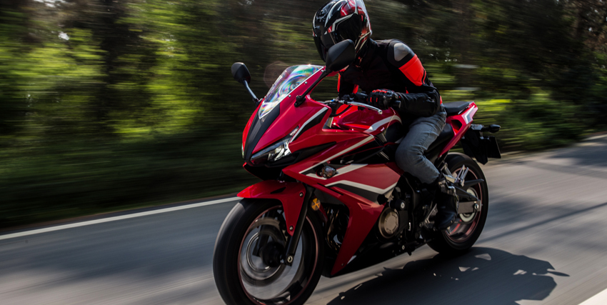 Alumno de la autoescuela MotoCircuito celebrando su carnet de moto A2 recién aprobado en tiempo récord en las pistas de Móstoles.