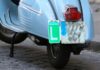 Placa L homologada para motocicletas colocada correctamente en la parte trasera de una moto de la autoescuela MotoCircuito en Móstoles.