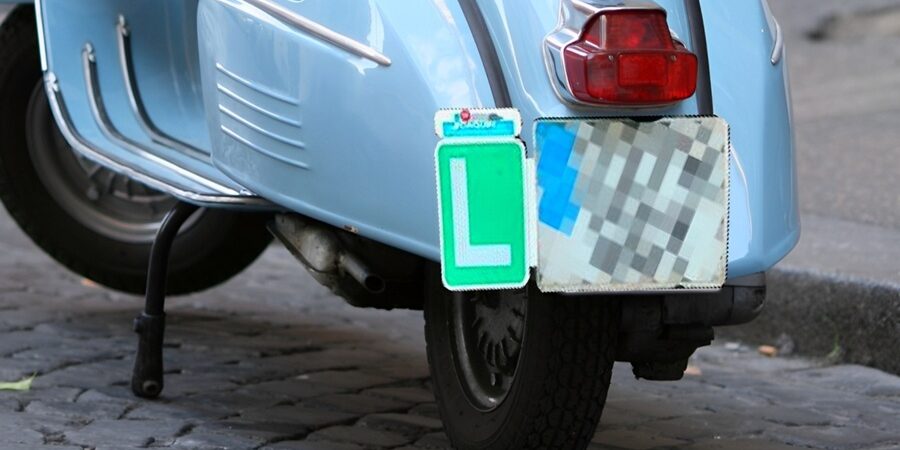 Placa L homologada para motocicletas colocada correctamente en la parte trasera de una moto de la autoescuela MotoCircuito en Móstoles.