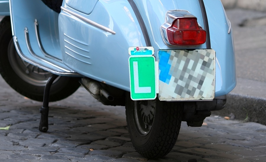 placa-l-moto-conductor-novel-normativa-madrid Placa L homologada para motocicletas colocada correctamente en la parte trasera de una moto de la autoescuela MotoCircuito en Móstoles.