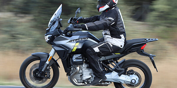 trucos-aprobar-examen-teorico-especifico-moto-dgt-2026 Alumno de la autoescuela MotoCircuito en Móstoles realizando un test online actualizado del examen teórico específico de moto en un ordenador.