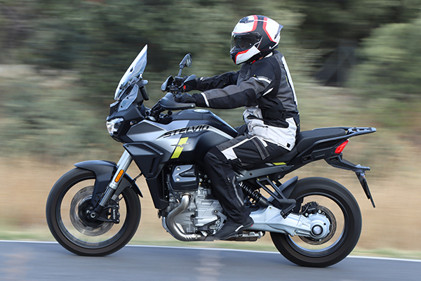 Alumno de la autoescuela MotoCircuito en Móstoles realizando un test online actualizado del examen teórico específico de moto en un ordenador.