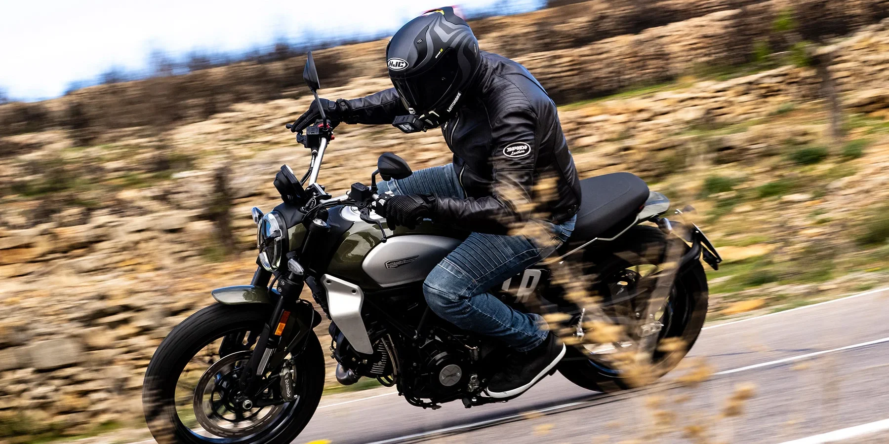 Alumna de la autoescuela MotoCircuito apoyando correctamente un solo pie en el suelo sobre una moto de prácticas del carnet A2 en el circuito privado de Móstoles.
