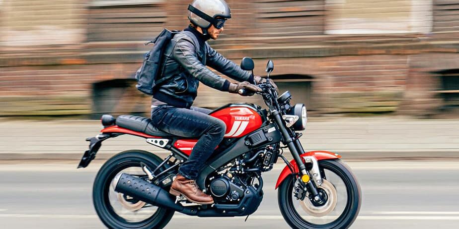 Profesor de MotoCircuito enseñando las técnicas básicas de frenada a un conductor de coche que estrena una scooter de 125cc en el circuito privado de Móstoles.