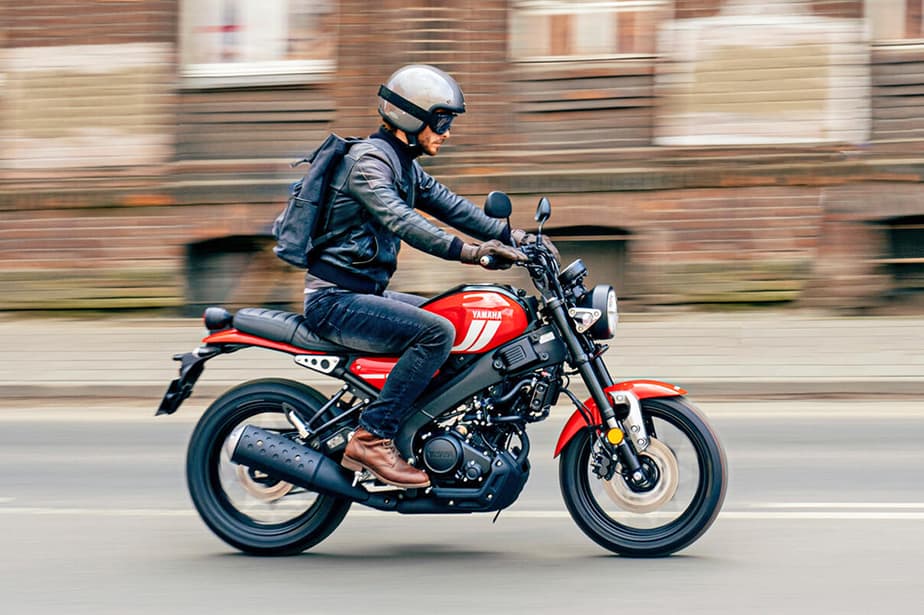 Profesor de MotoCircuito enseñando las técnicas básicas de frenada a un conductor de coche que estrena una scooter de 125cc en el circuito privado de Móstoles.