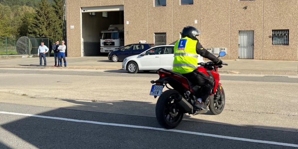 Profesor de la autoescuela MotoCircuito tranquilizando y dando consejos a un alumno justo antes de comenzar su examen práctico de moto en Móstoles.