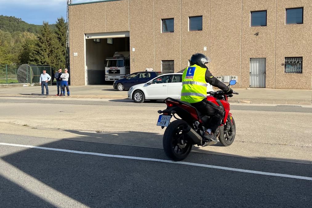 Profesor de la autoescuela MotoCircuito tranquilizando y dando consejos a un alumno justo antes de comenzar su examen práctico de moto en Móstoles.