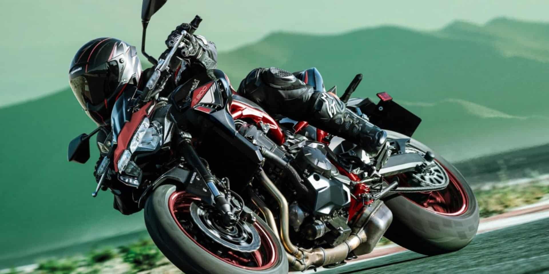 Grupo de alumnos realizando las prácticas del curso del carnet A con motos de gran cilindrada en el circuito privado de MotoCircuito en Móstoles.