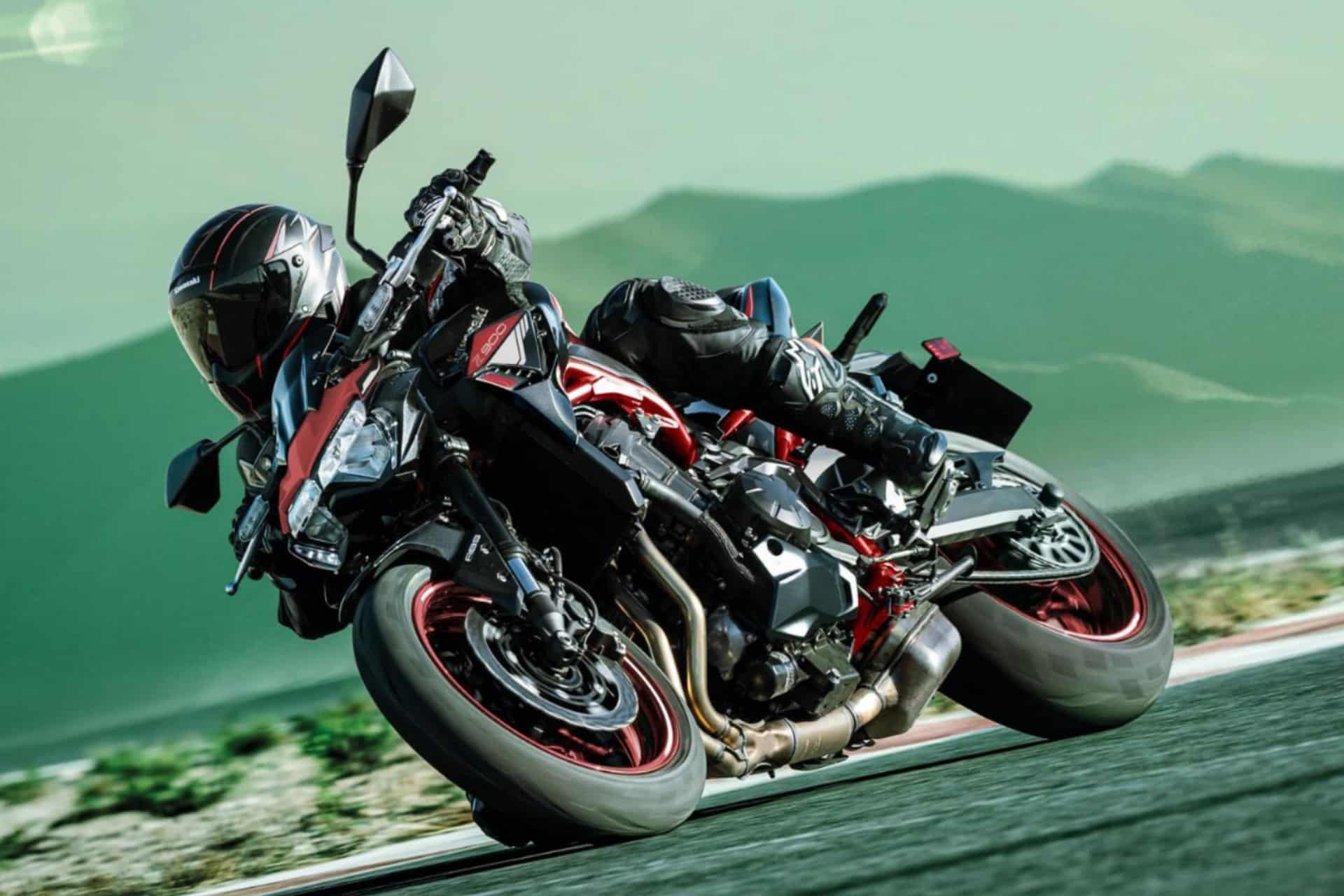 Grupo de alumnos realizando las prácticas del curso del carnet A con motos de gran cilindrada en el circuito privado de MotoCircuito en Móstoles.