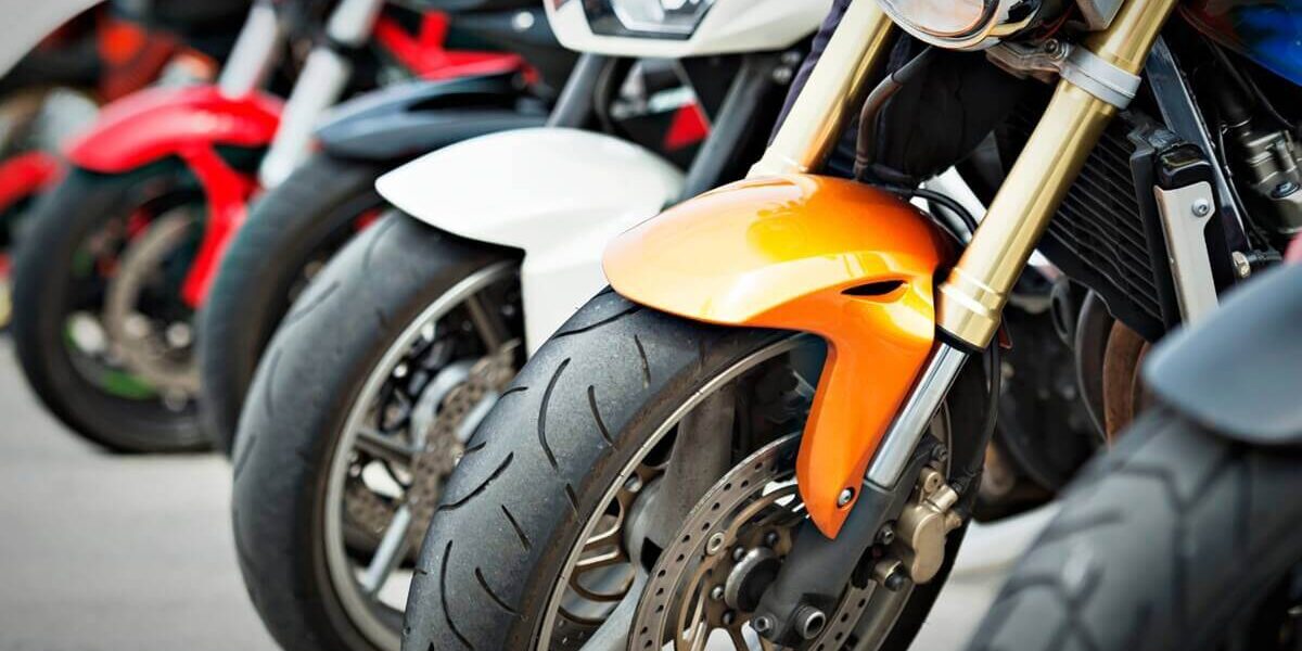 Flota de motocicletas de diferentes cilindradas de la autoescuela MotoCircuito aparcadas en el circuito privado de Móstoles, listas para los carnets AM, A1, A2 y A.