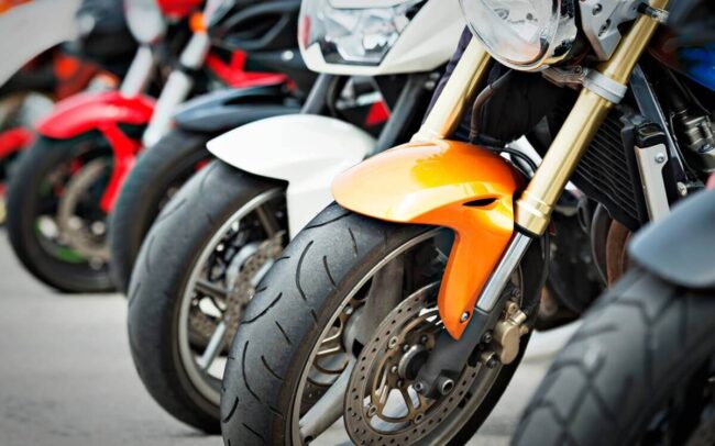 Flota de motocicletas de diferentes cilindradas de la autoescuela MotoCircuito aparcadas en el circuito privado de Móstoles, listas para los carnets AM, A1, A2 y A.